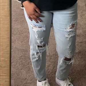 DISTRESSED MOM JEANS